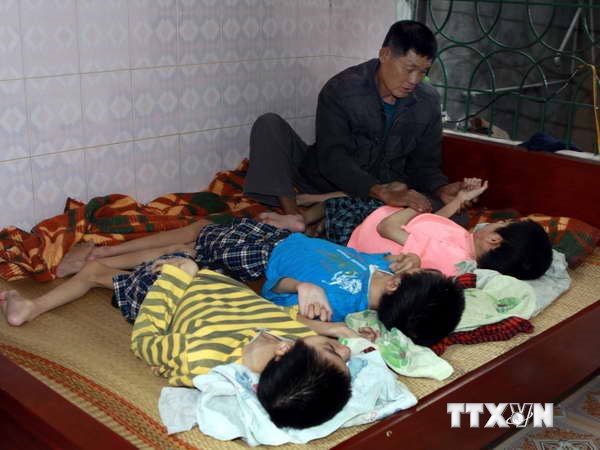 สนับสนุนการฟ้องร้องเพื่อเรียกร้องความยุติธรรมของผู้เคราะห์ร้ายจากสารพิษสีส้มไดอ๊อกซินในประเทศฝรั่งเศ